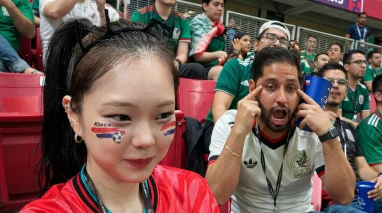 discriminación de coreana en partido de fútbol