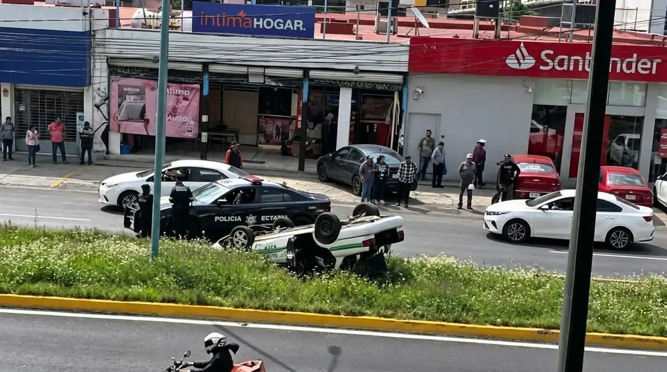 Aparatosa volcadura de taxi en Avenida Central moviliza a cuerpos de emergencia en Metro Impulsora