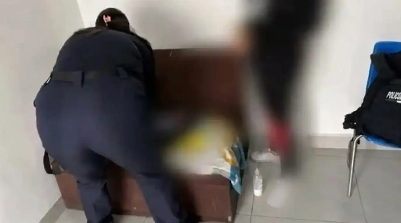 Madre adolescente abandona a su recién nacido en una banqueta de Ecatepec tras acalorada discusión